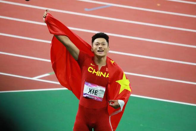 苏炳添刷新世界纪录，国乒教练激动落泪！